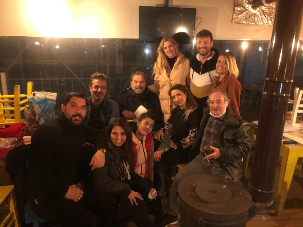 Ayfer Kölük Selahattin Taşdöğen, Ümit Acar, Wilma Elles ile soğuk havada zorlu şartlarda çalışırken iyi ki ısınacak bir soba bulduk.